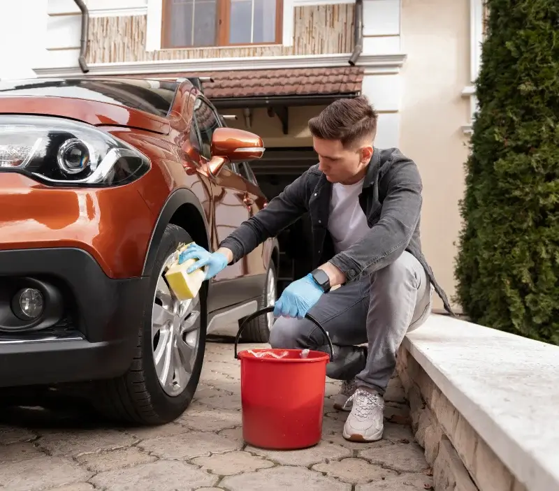 Lavage auto à domicile Serrières-de-Briord : professionnel intervenant sur un véhicule